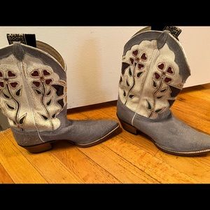 Beautiful like new Justin brand cowboy boots.  Distressed look.